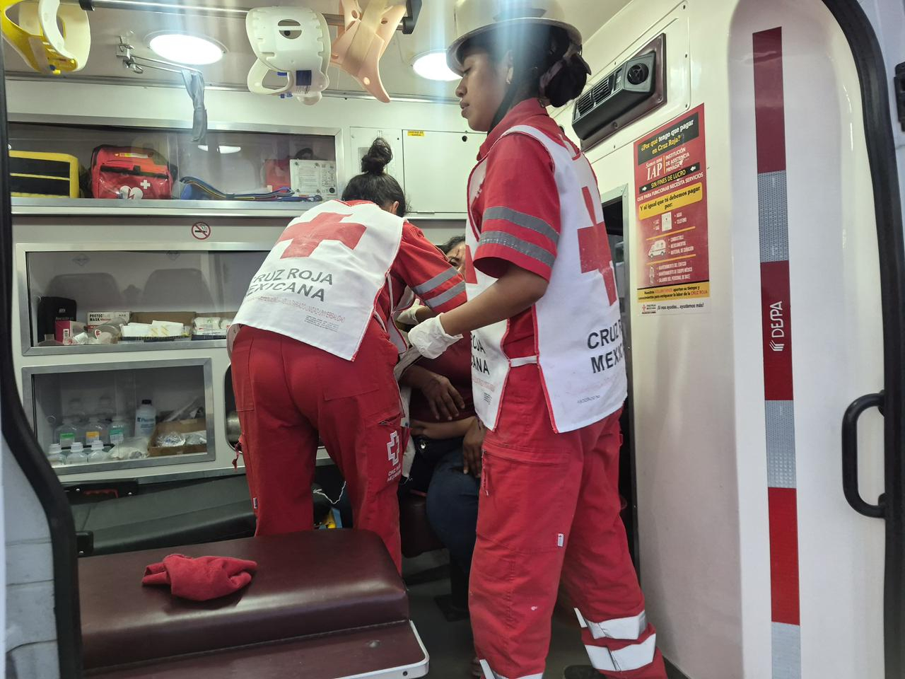 Paramédicos de Protección Civil y Cruz Roja trasladaron a los heridos al hospital.