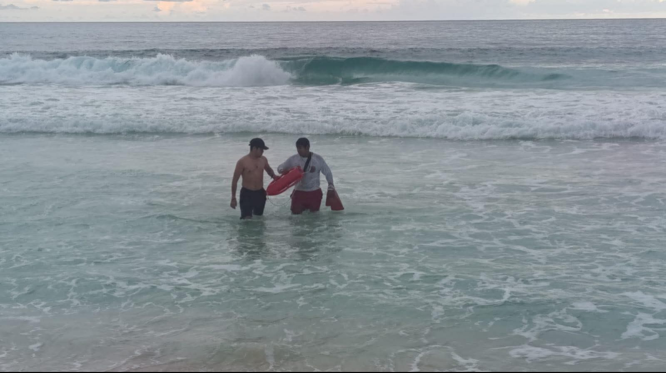 Autoridades pidieron a turistas respetar banderas e indicaciones de seguridad en las playas.
