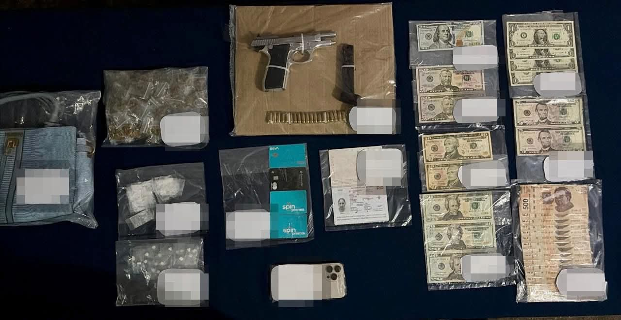 En la revisión le aseguraron marihuana, cristal, piedra, dinero en pesos y dólares, tarjetas bancarias y un pasaporte.