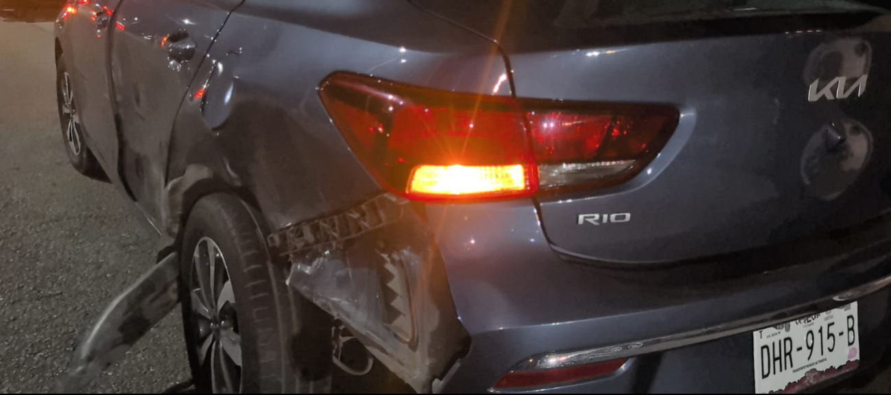 Se registró aparatoso choque entre un tractocamión y un automóvil en la colonia Pedro Sainz de Baranda.