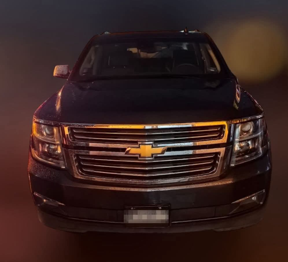 También se decomisó un arma calibre .380, un iPhone y una camioneta blindada Chevrolet Tahoe con placas de Sinaloa.