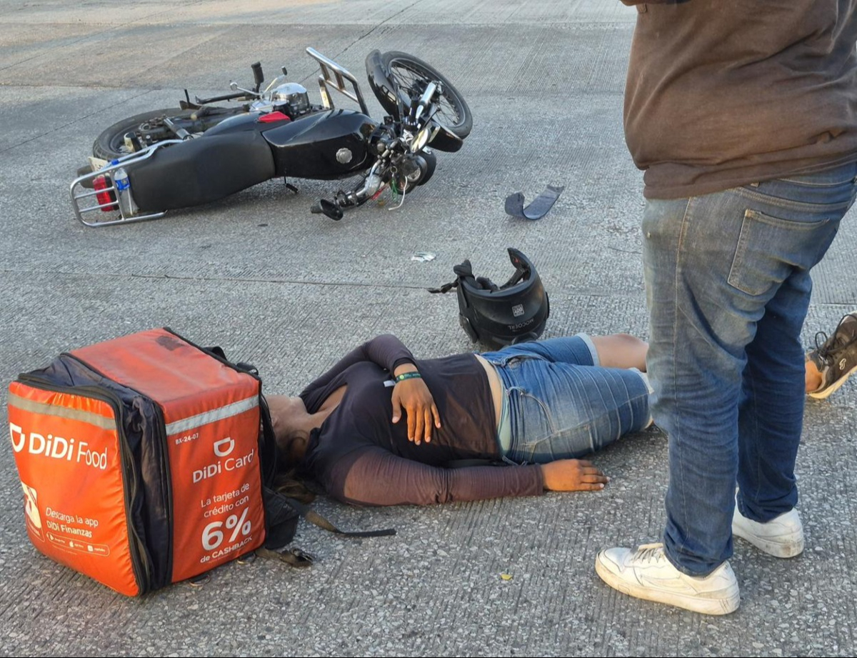 La mujer quedó tendida sobre la vialidad durante aproximadamente 30 minutos.