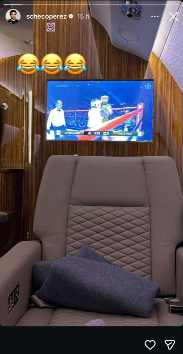 Checo Pérez viendo el evento de Ring Royale 2026.