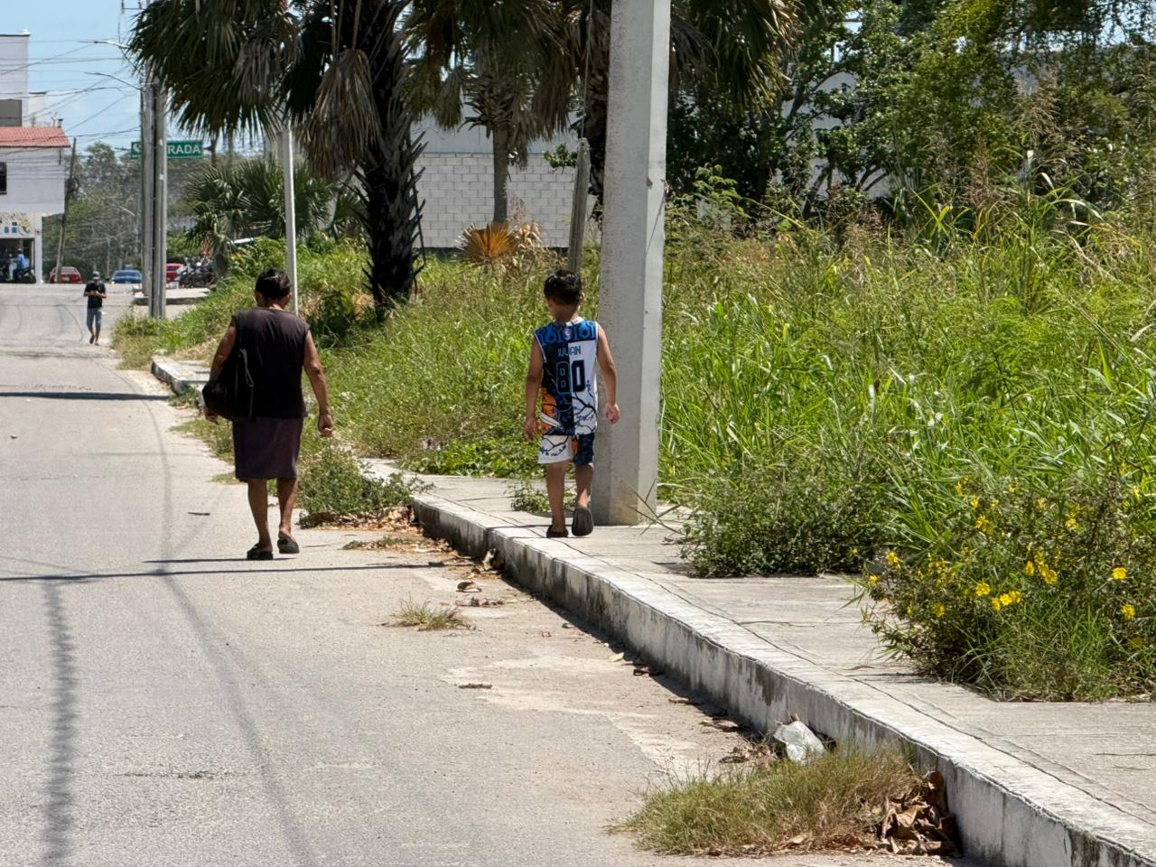 La situación representa riesgo para peatones, especialmente por las noches.