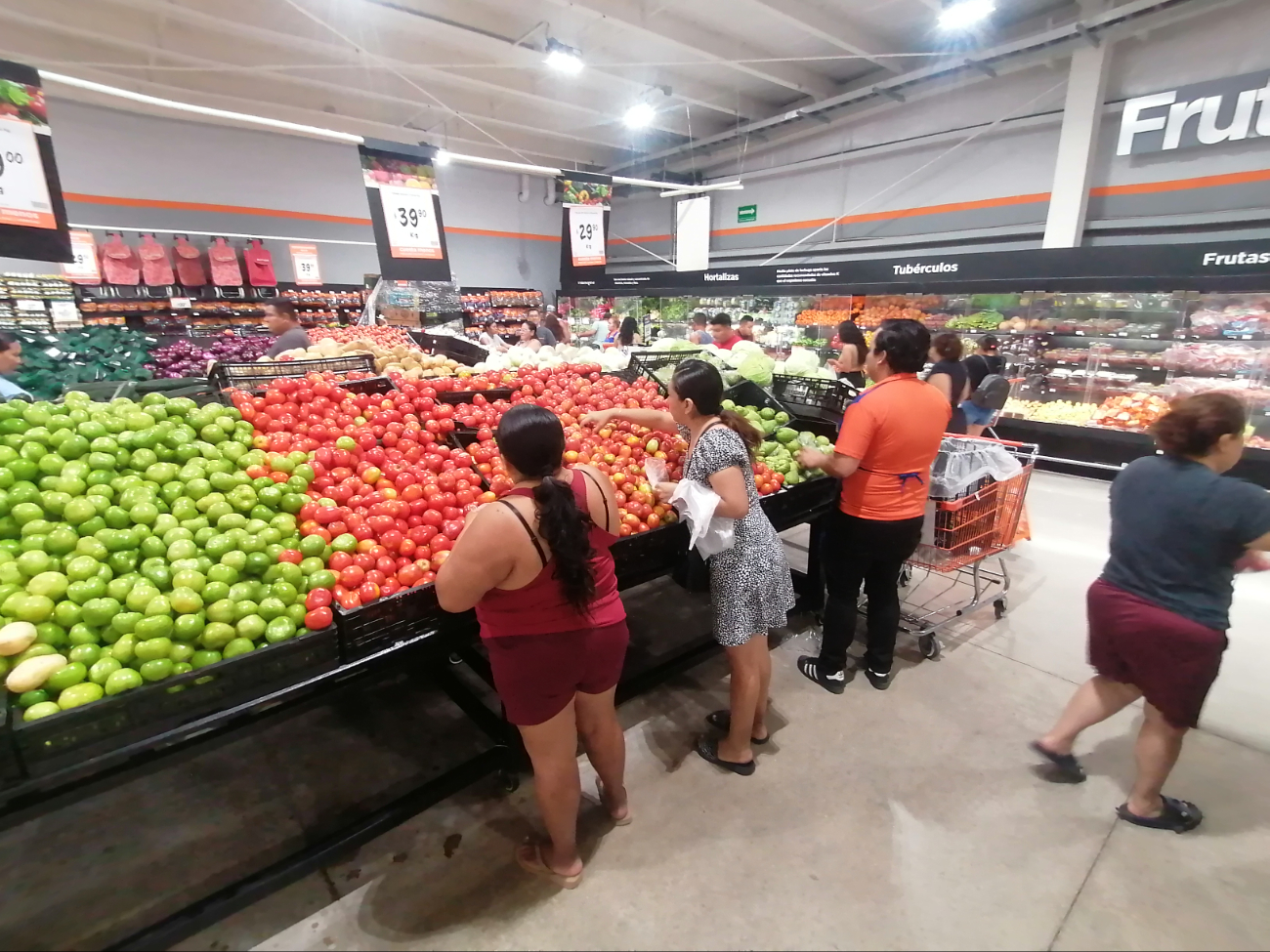 Con presupuestos limitados, familias optan por reducir cantidades o eliminar productos de su lista