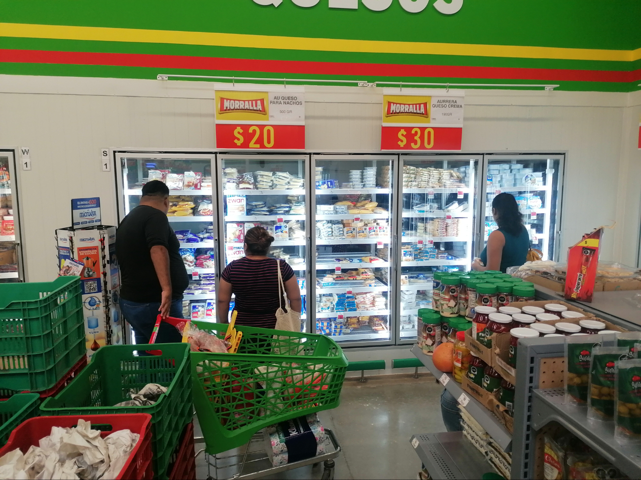 Consumidores recorren supermercados y tianguis en busca de precios más accesibles ante el incremento en alimentos