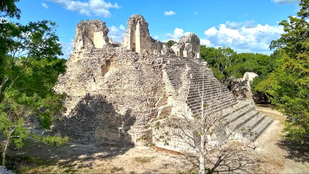 Experiencia en plena selva de Calakmul con naturaleza y cultura.
