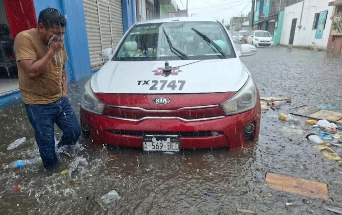 Se reportan calles anegadas y afectaciones al tránsito vehicular.