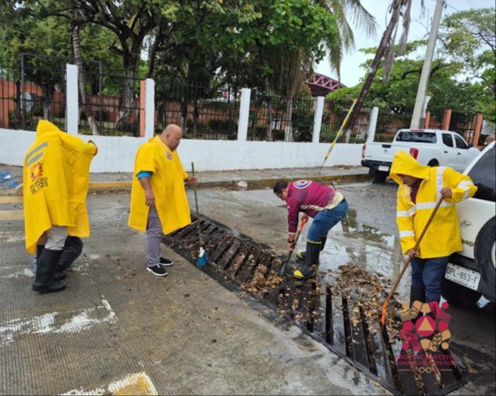 Colonias y zonas bajas resultaron afectadas por encharcamientos.