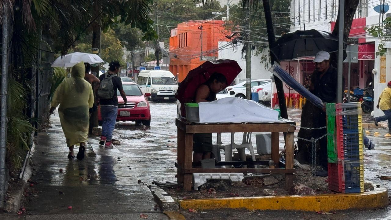 Comerciantes informales instalados en avenidas resultaron mojados al no poder resguardarse a tiempo