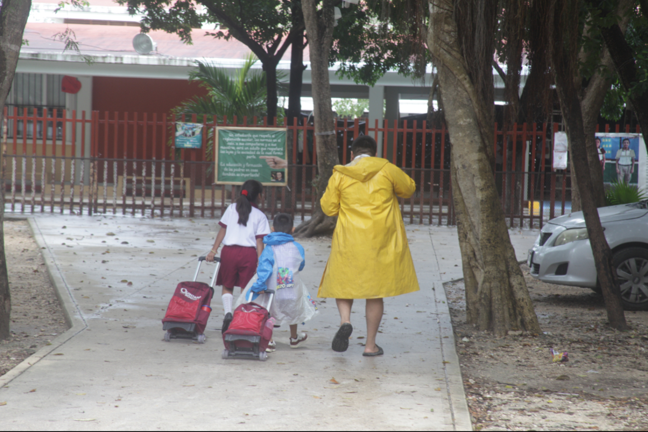 La lluvia alertó a ciudadanos quienes salieron a la calle protegidos para no mojarse