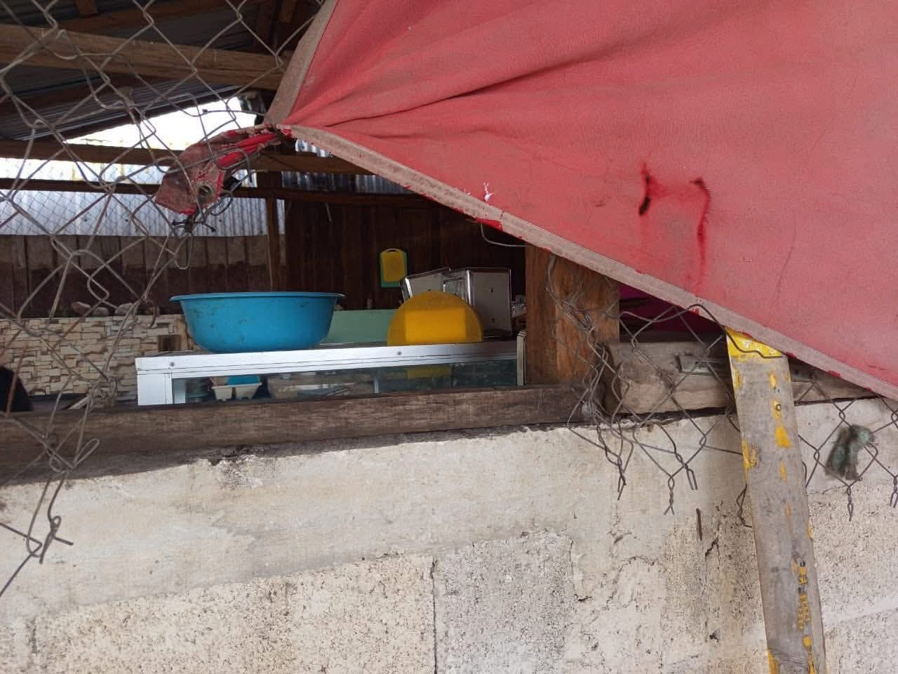 Los ladrones forzaron el alambrado para ingresar al negocio.