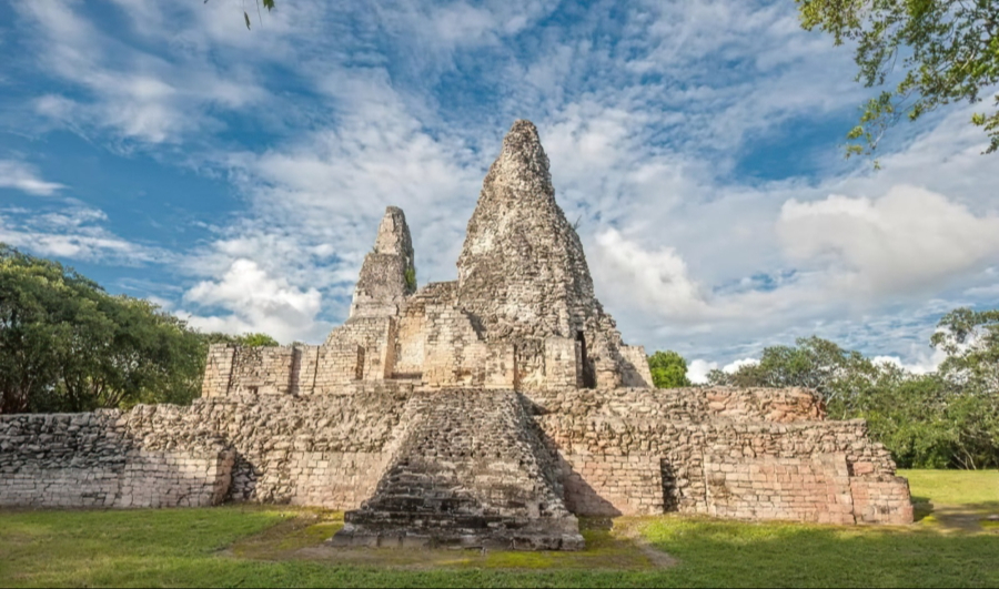 Se puede recorrer en un solo día por su cercanía entre zonas arqueológicas.