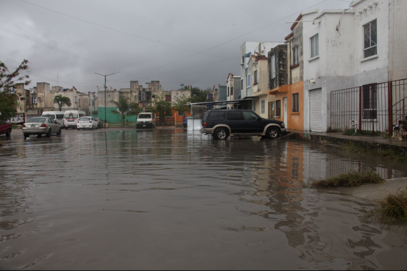 Un estacionamiento de la Región 259 terminó inundado, al igual que varias calles