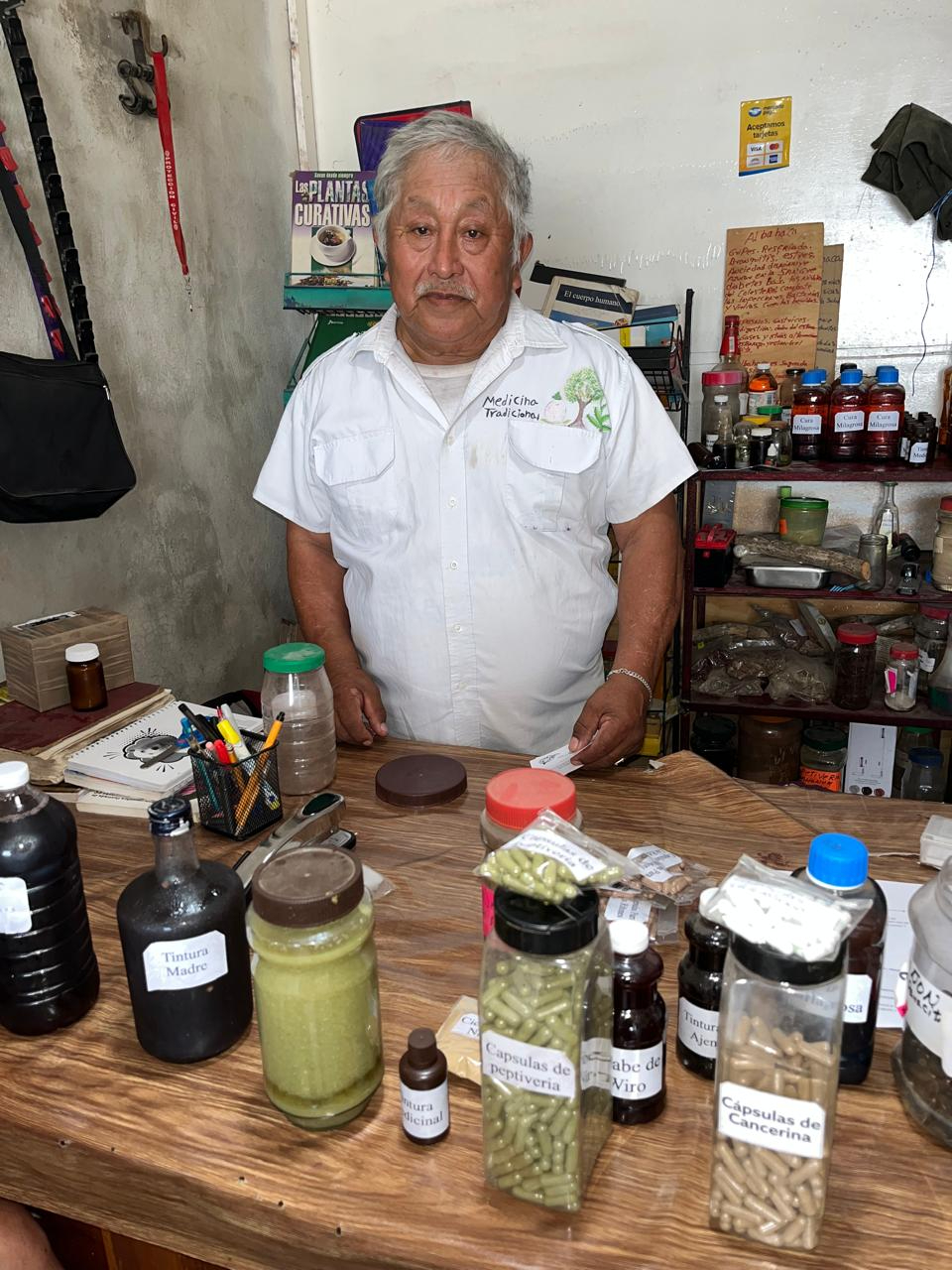 Don Candelario Poot Dzib lleva 54 años dedicado a la medicina naturista.