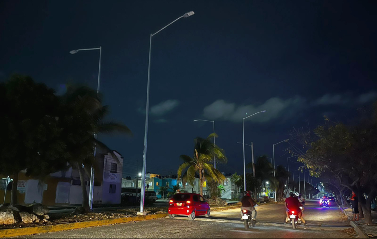 Hace meses que instalaron las luminarias en Villas Otoch y se difundieron las imágenes para anunciar la obra; sin embargo, todavía permanecen a oscuras