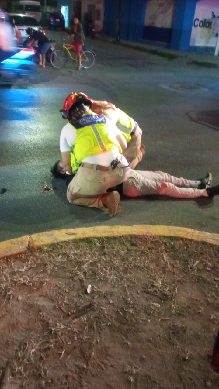Paramédicos llegaron al lugar para atender al joven lesionado.