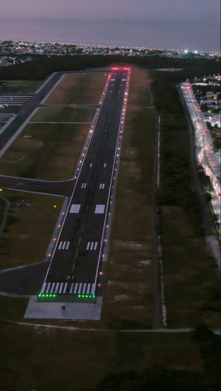 El Aeropuerto Internacional de Ciudad del Carmen destaca por su entorno costero.