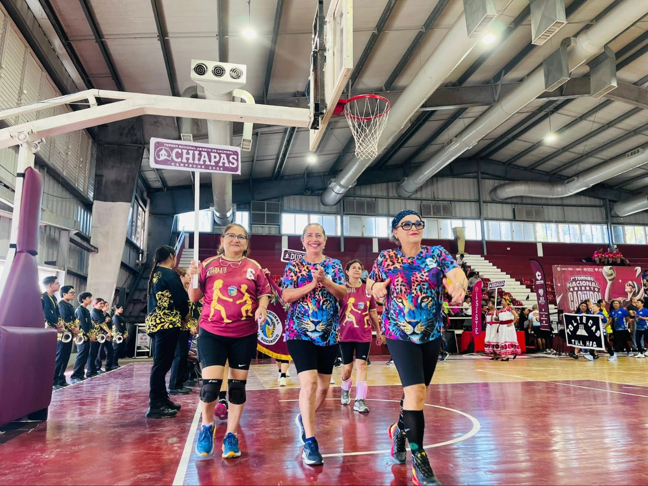 El cachibol está dirigido principalmente a adultos mayores.