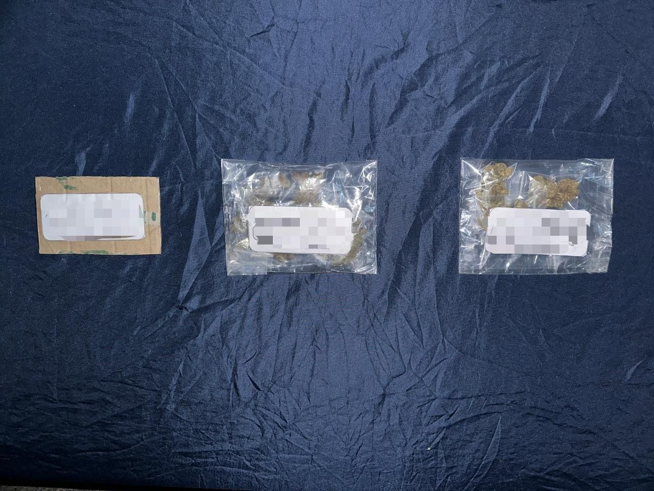 Se decomisaron 11 dosis de  marihuana y 13 cartuchos útiles calibre 9 milímetros