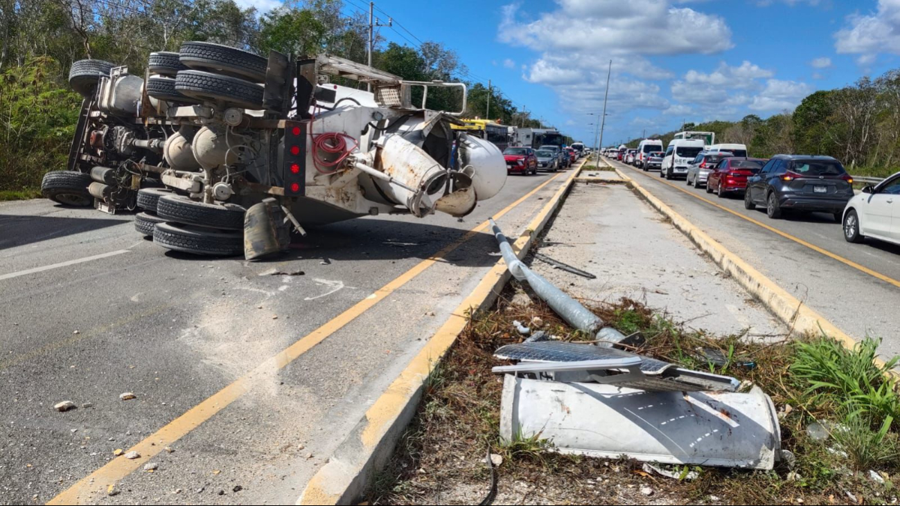 El segundo accidente fue la volcadura de una revolvedora.