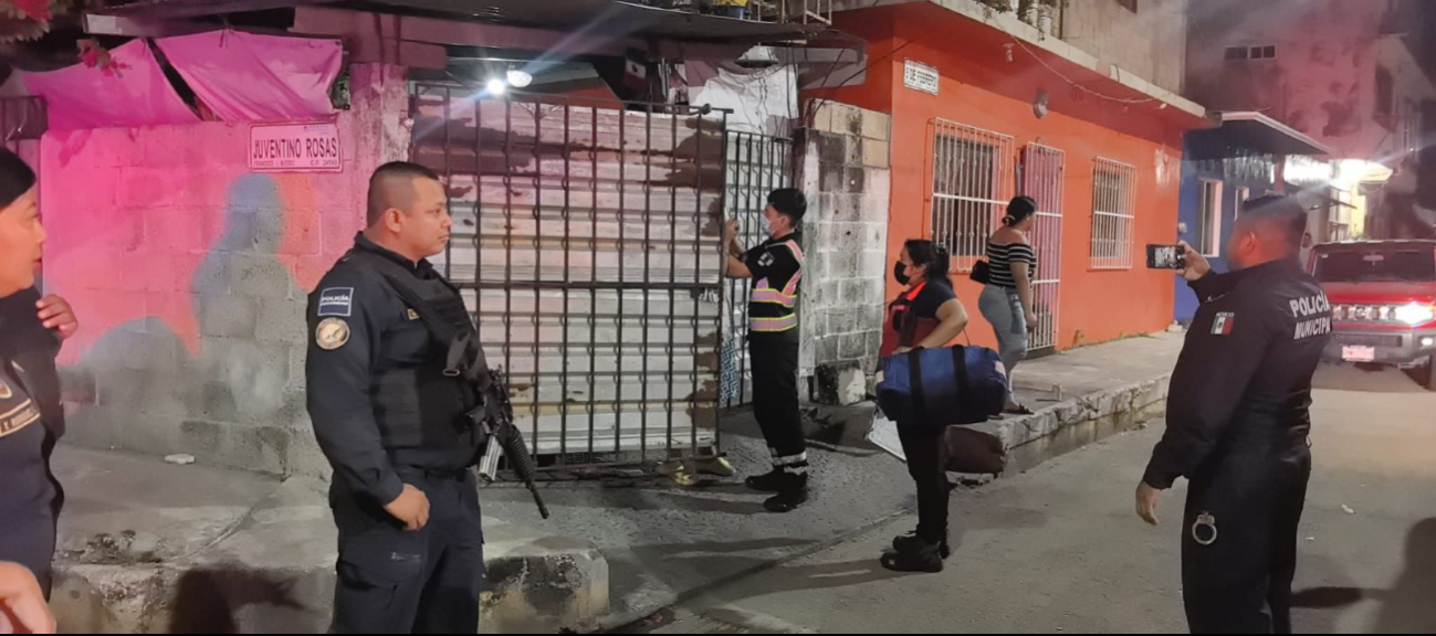 Mujer denuncia haber sido golpeada frente a su casa.