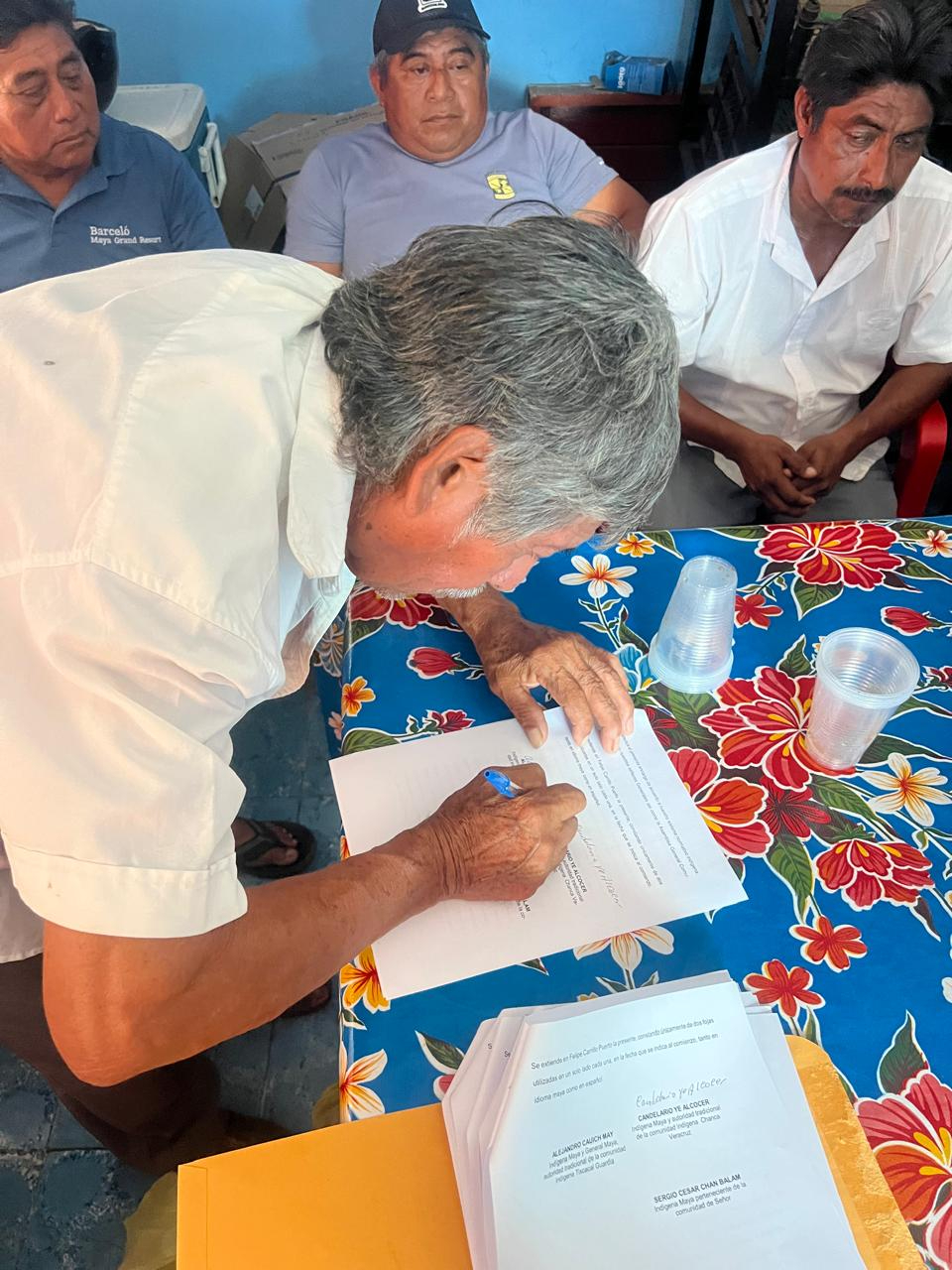 General de Tixcacal Guatdia, Don Alejandro Cahuich May, firmó documentos para la defensa del patrimonio cultural.