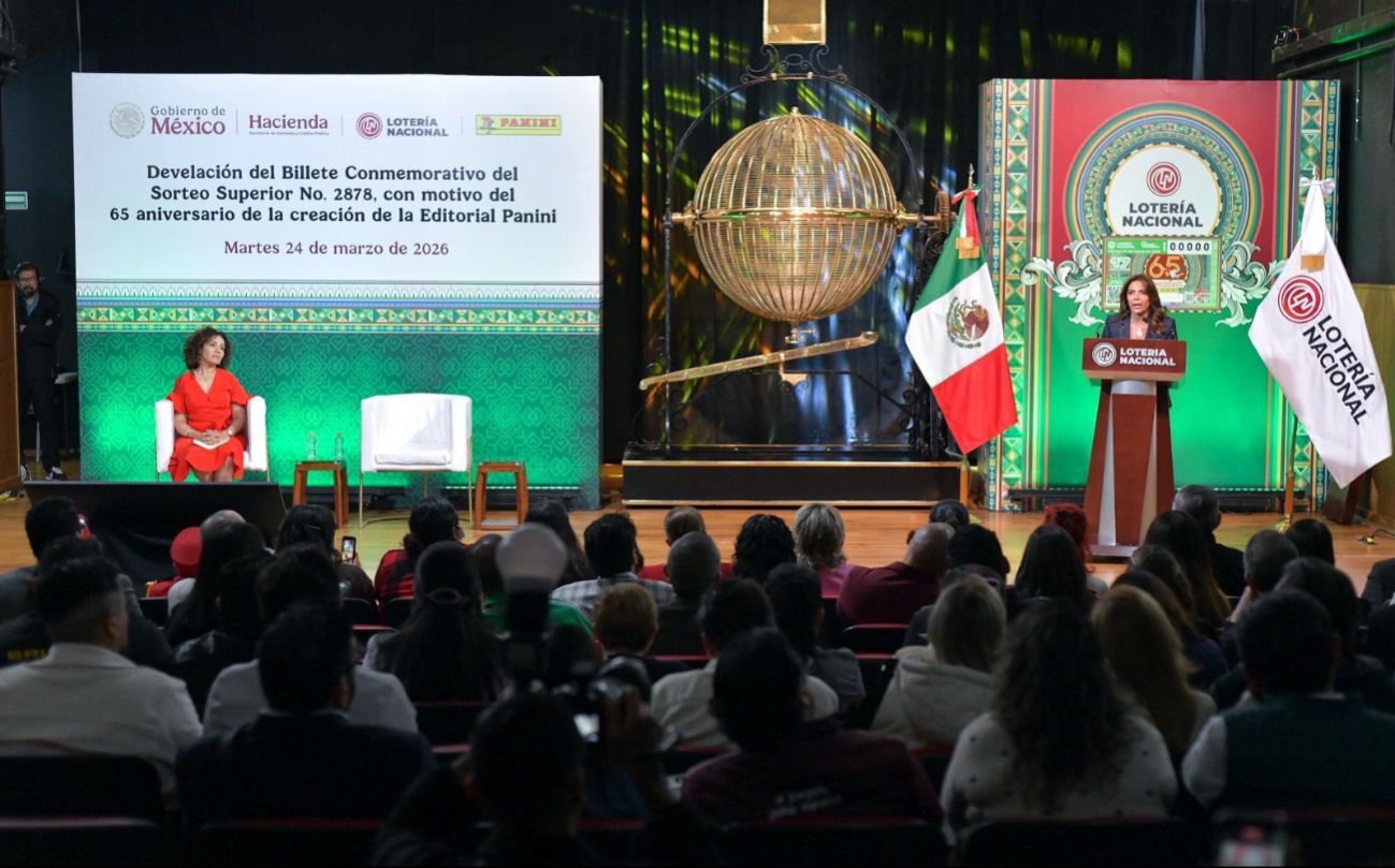La develación del billete conmemorativo estuvo a cargo de las directoras de Lotería Nacional, Olivia Salomón, y de Panini México, Marina Benavides.