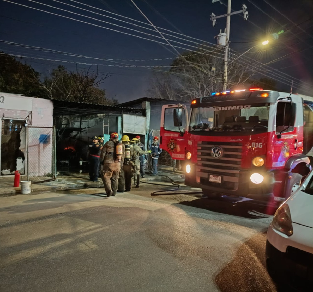 Bomberos llegaron al lugar para atender el fuego.
