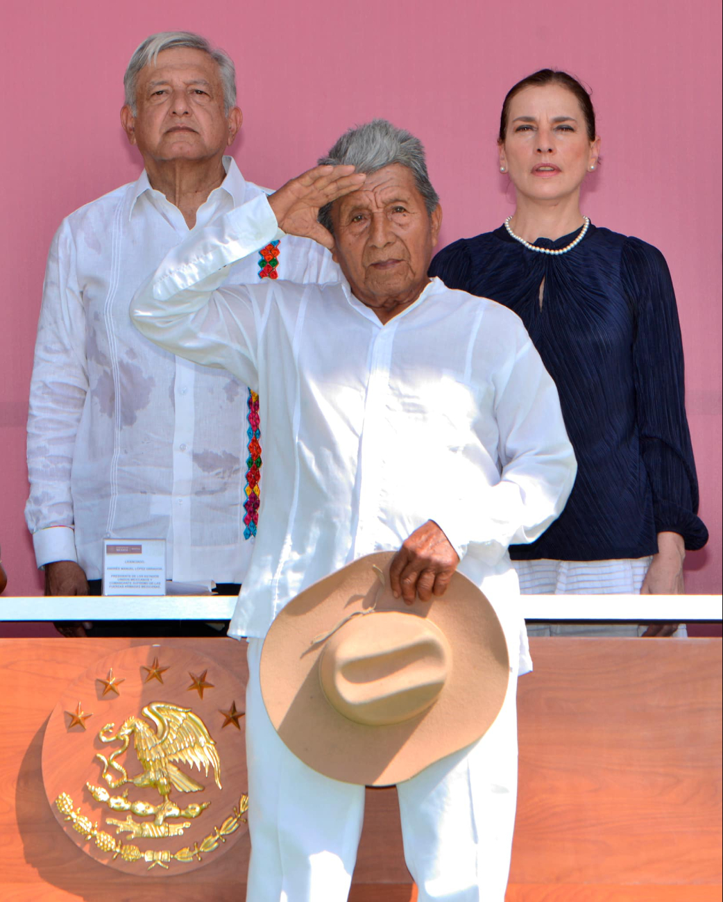 Sin cargo en el Gran Consejo Maya, en Chetumal, a José Isabel Sulub le fue reconocida su representatividad maya por el entonces presidente Andrés Manuel López Obrador. La foto es histórica