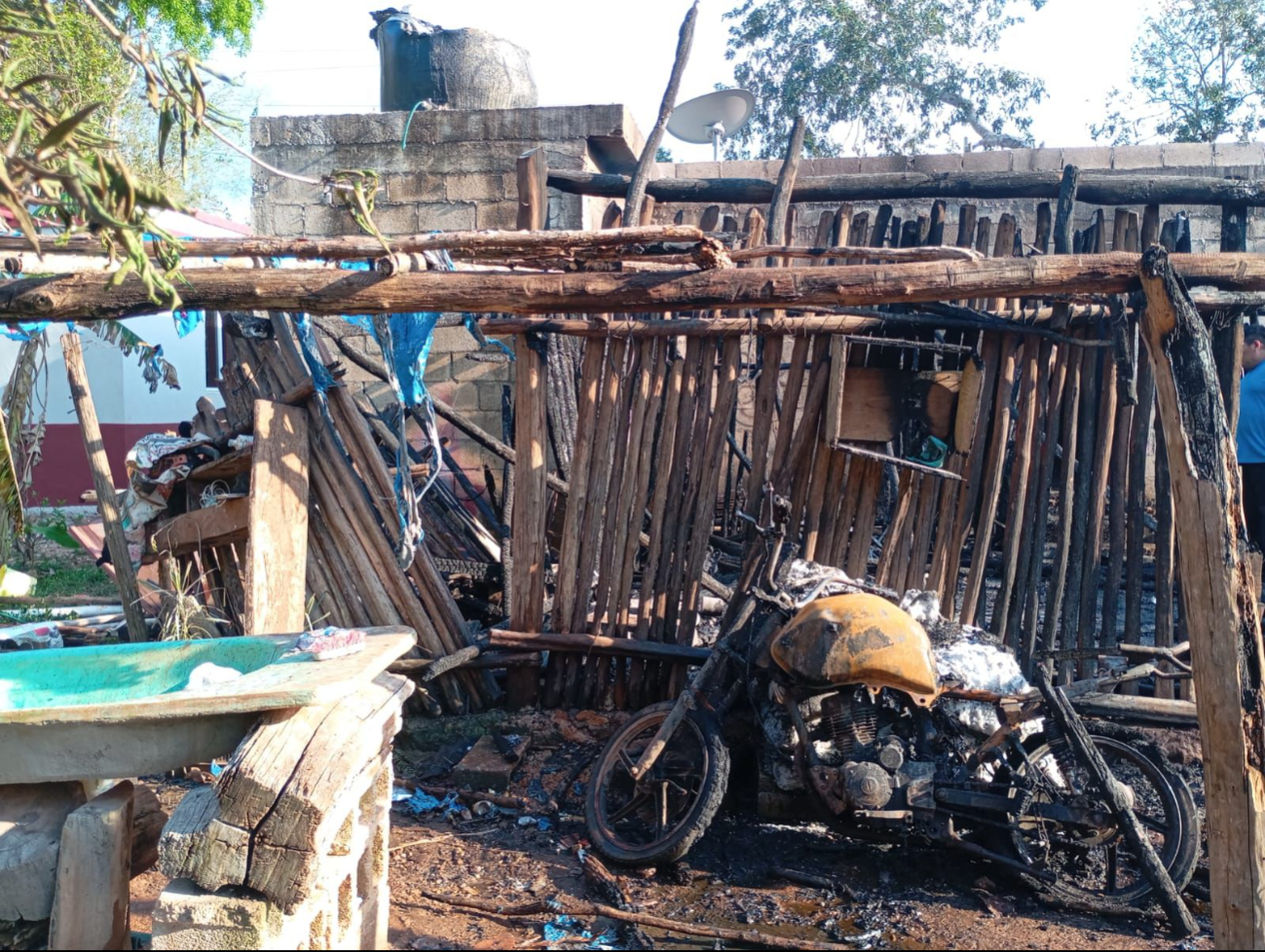 Debido a que la vivienda estaba construida con materiales de la región, el fuego la consumió rapidamente