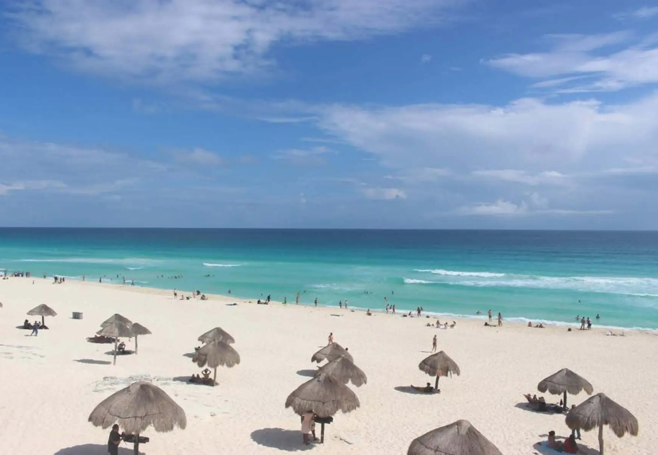 Esta playa se ubica aproximadamente en el km. 9.5 del Bulevar Kukulcán, en la Zona Hotelera de Cancún