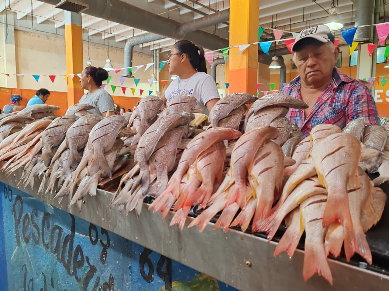 Distribución gratuita de pescado afecta al comercio local