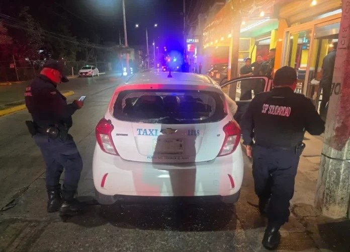 Durante el altercado,  provocaron daños materiales al vehículo al romper el parabrisas trasero