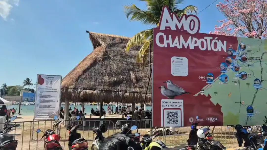 Bañistas disfrutan del río y el mar en la zona.