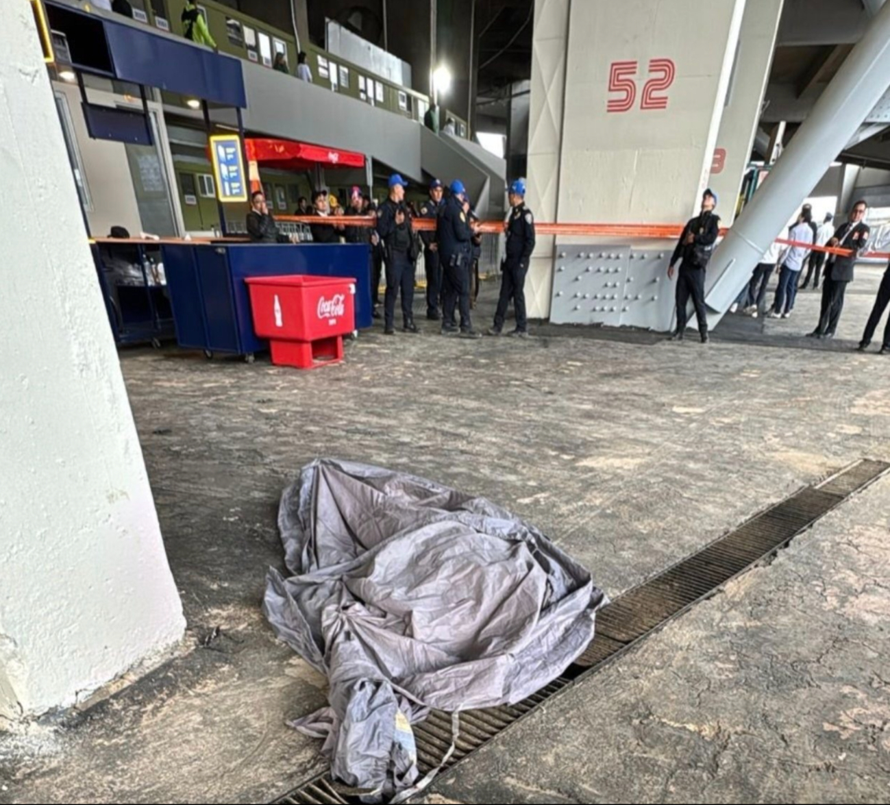 Muere aficionado al caer de palco del Estadio Azteca.