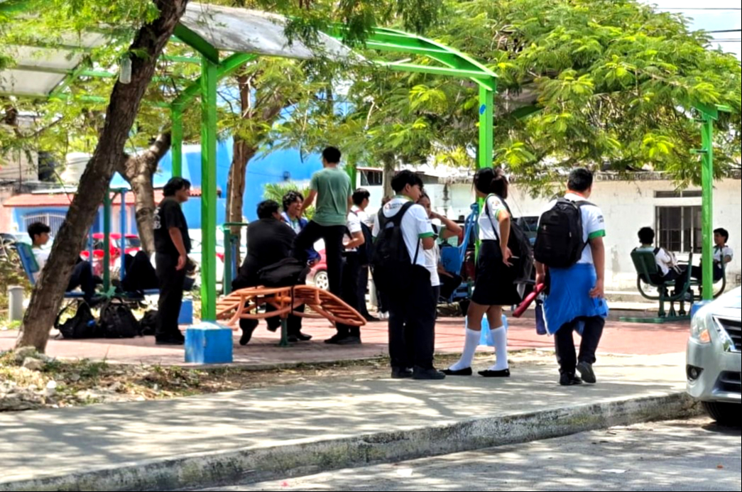 Vecinos dijeron ver que los jóvenes compran sustancias ilícitas en bolsitas a sujetos mayores durante las noches, luego de terminar las clases