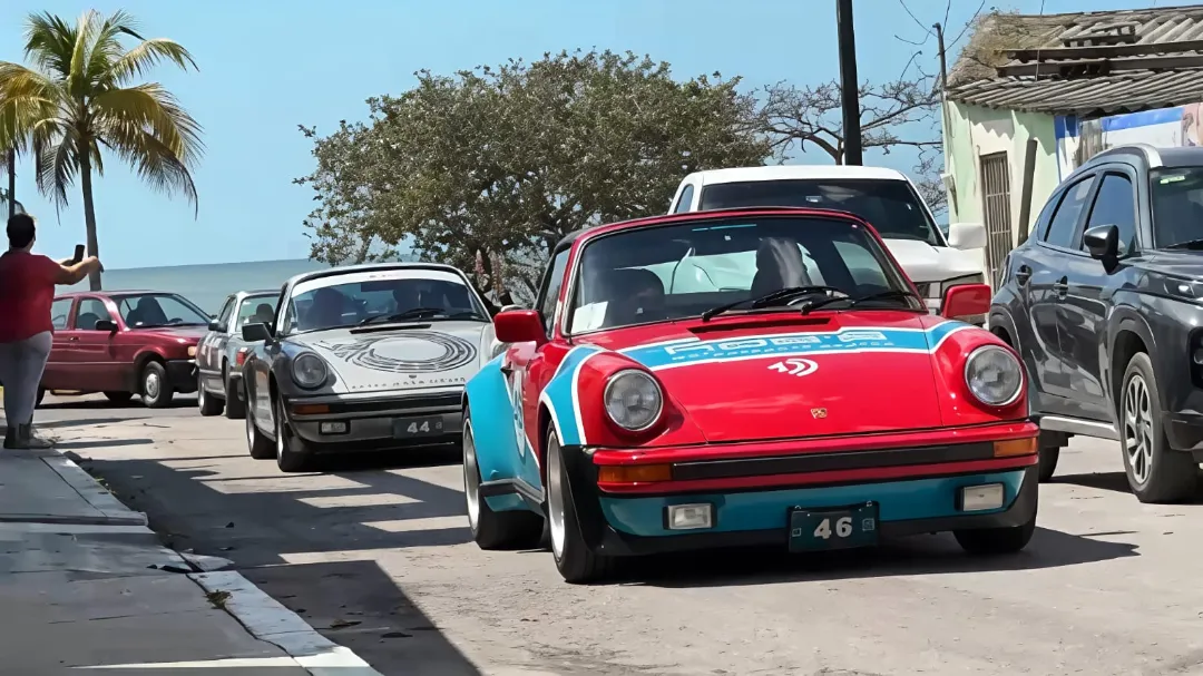 Arribaron 55 vehículos clásicos con pilotos internacionales.