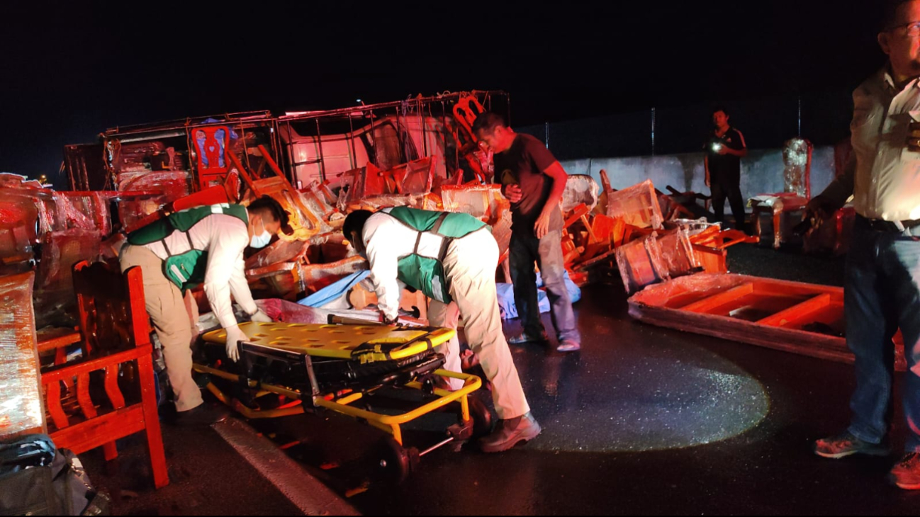 Los paramédicos atendieron y estabilizaron a los lesionados.