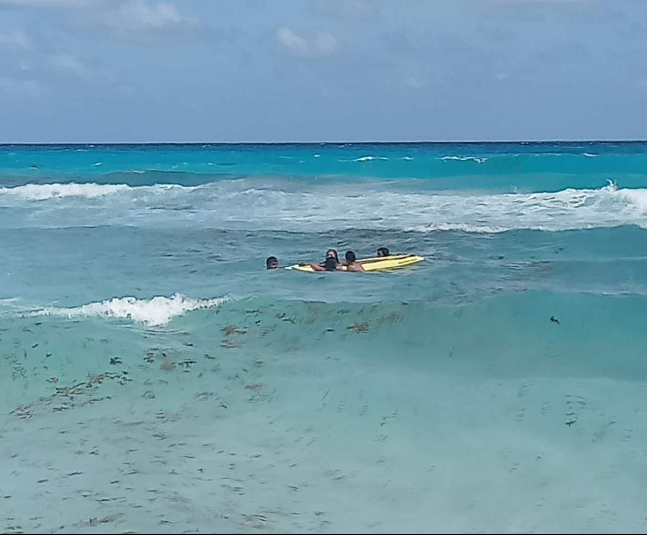 Los salvavidas tuvieron que entrar al mar a rescatar a las mujeres.