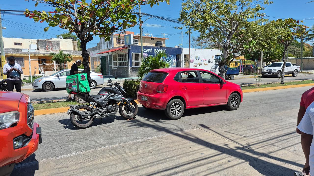 Motociclista impacta auto al no guardar distancia reglamentaria