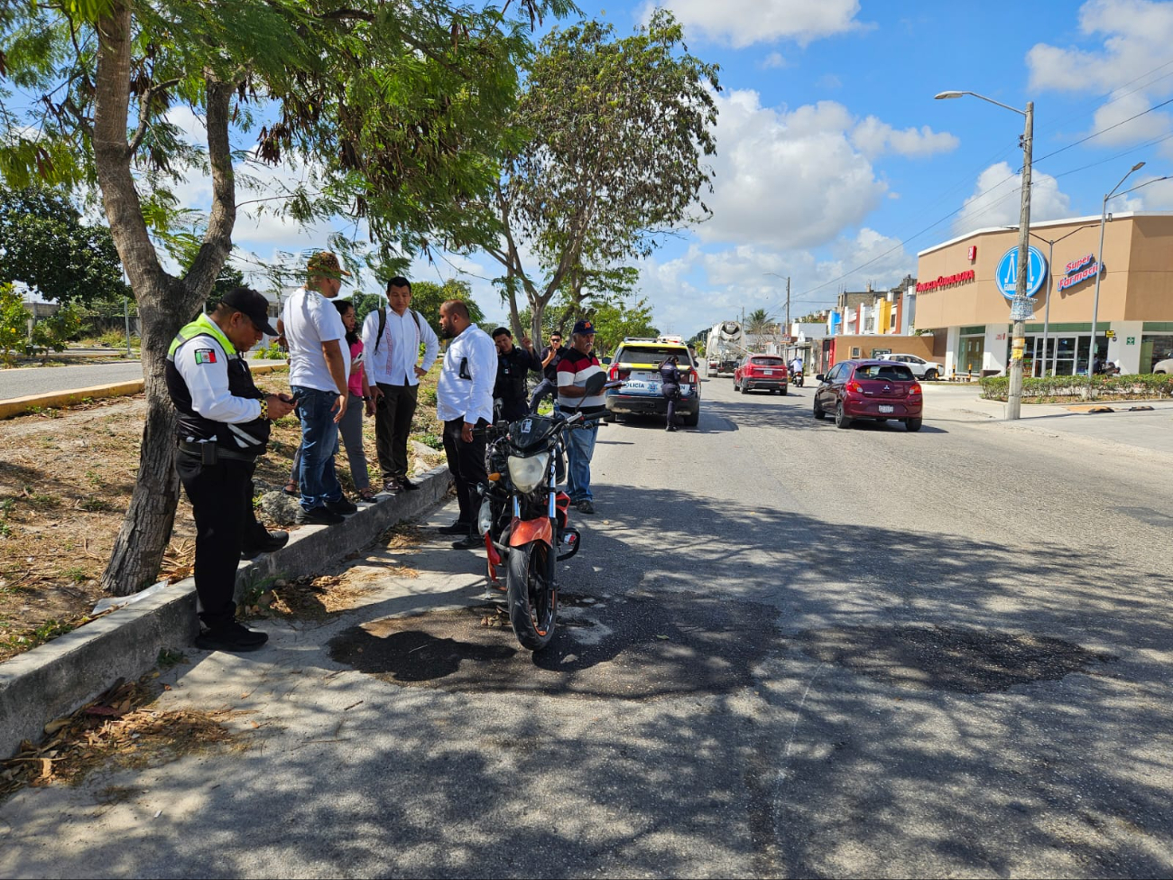 Después del impacto, la patrulla 5212, marca Ford Interceptor, de salió de control, colisionó la guarnición