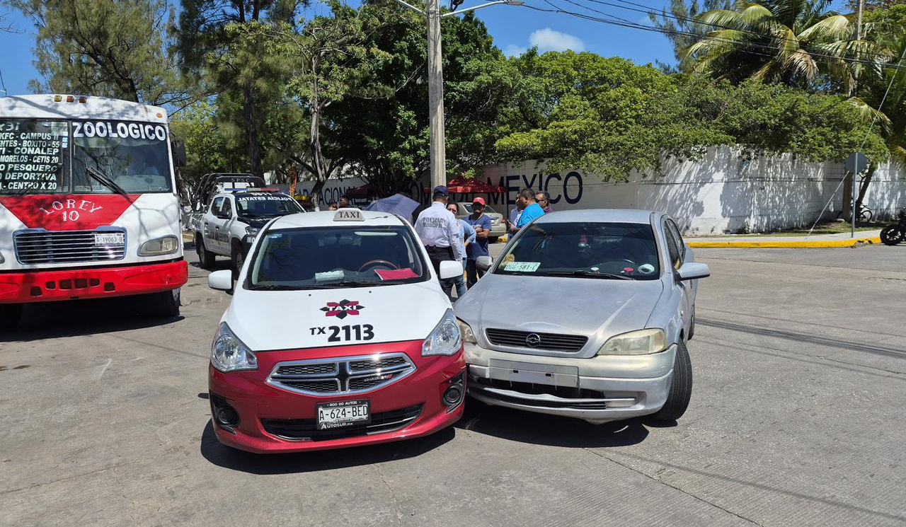 Percance vial deja daños materiales y tráfico en la avenida 26