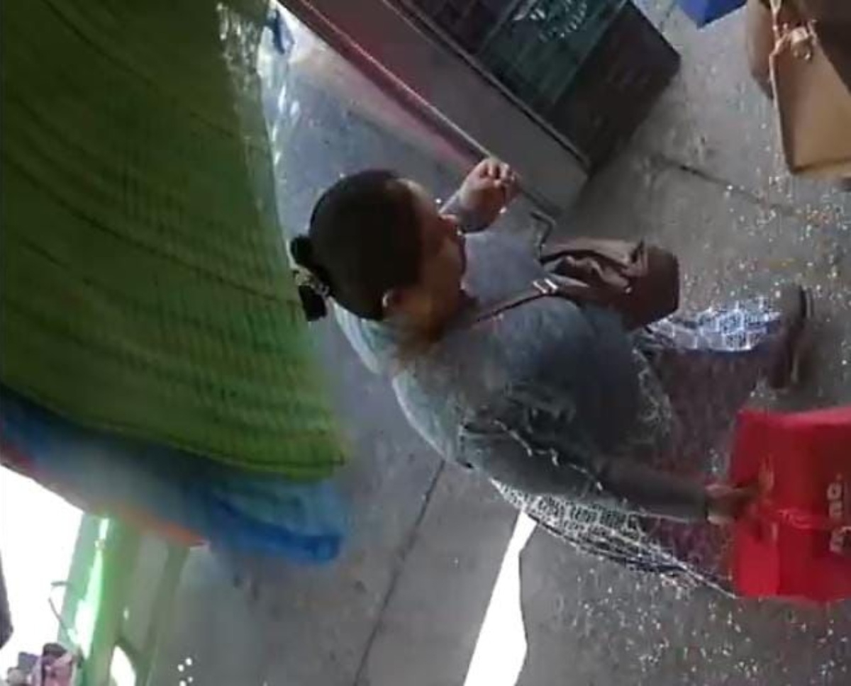 Yony fue interceptada por dos mujeres que ofrecieron ayudarle con sus pertenencias.