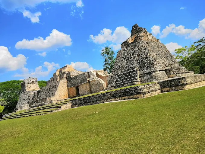 Importante centro maya de la región Chenes.