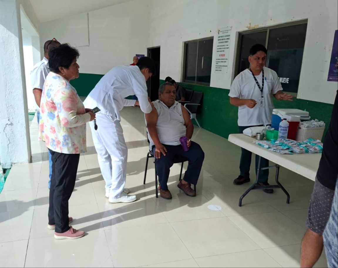 Personal de enfermería informó que se aplican unas 300 dosis a diario en los módulos