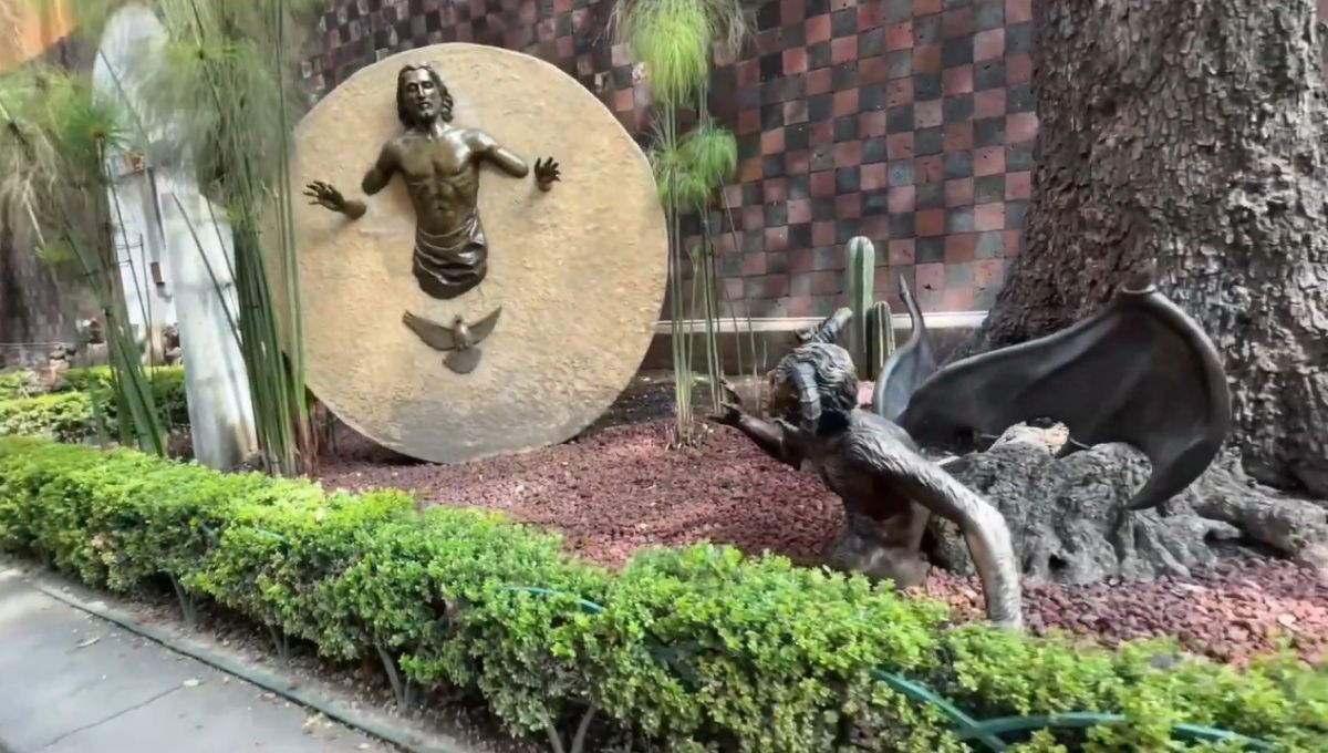 A pocos metros del Demonio se encuentra la escultura de “Cristo Resucitado”, obra del artista Ariel de la Peña.