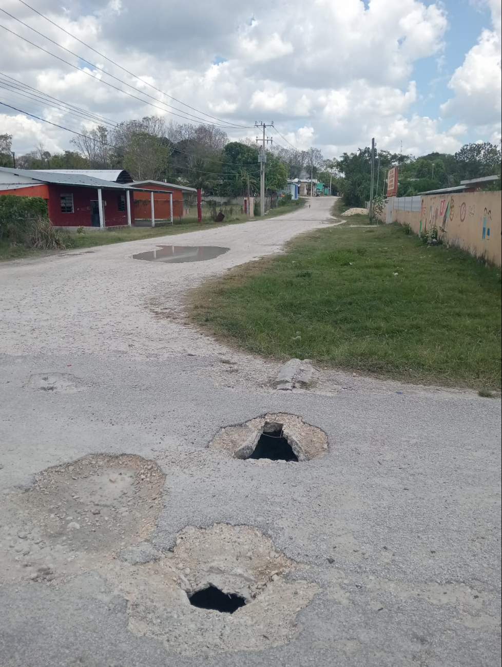 Hay hundimientos y hoyos cada vez más grandes.