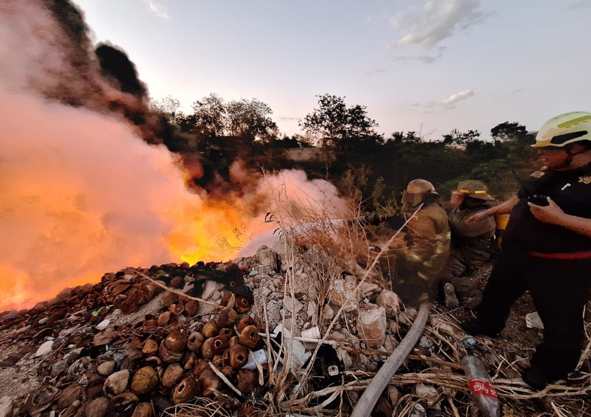 Bomberos de la SSP se encuentran haciendo maniobras de control en el lugar.