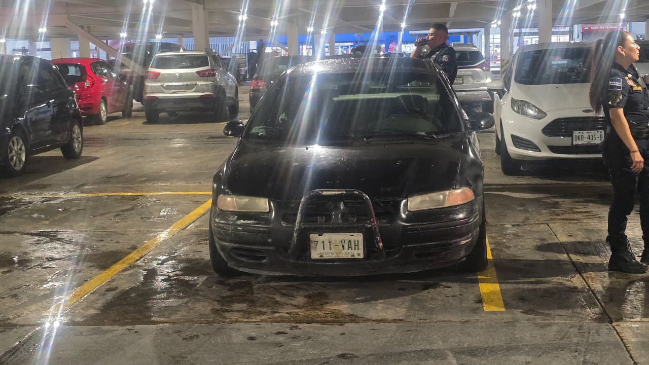 Autoridades localizaron un vehículo similar en un supermercado cercano y el caso fue turnado al Ministerio Público.